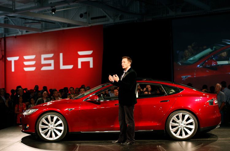 Elon Musk di depan Tesla. Foto: FutureCar