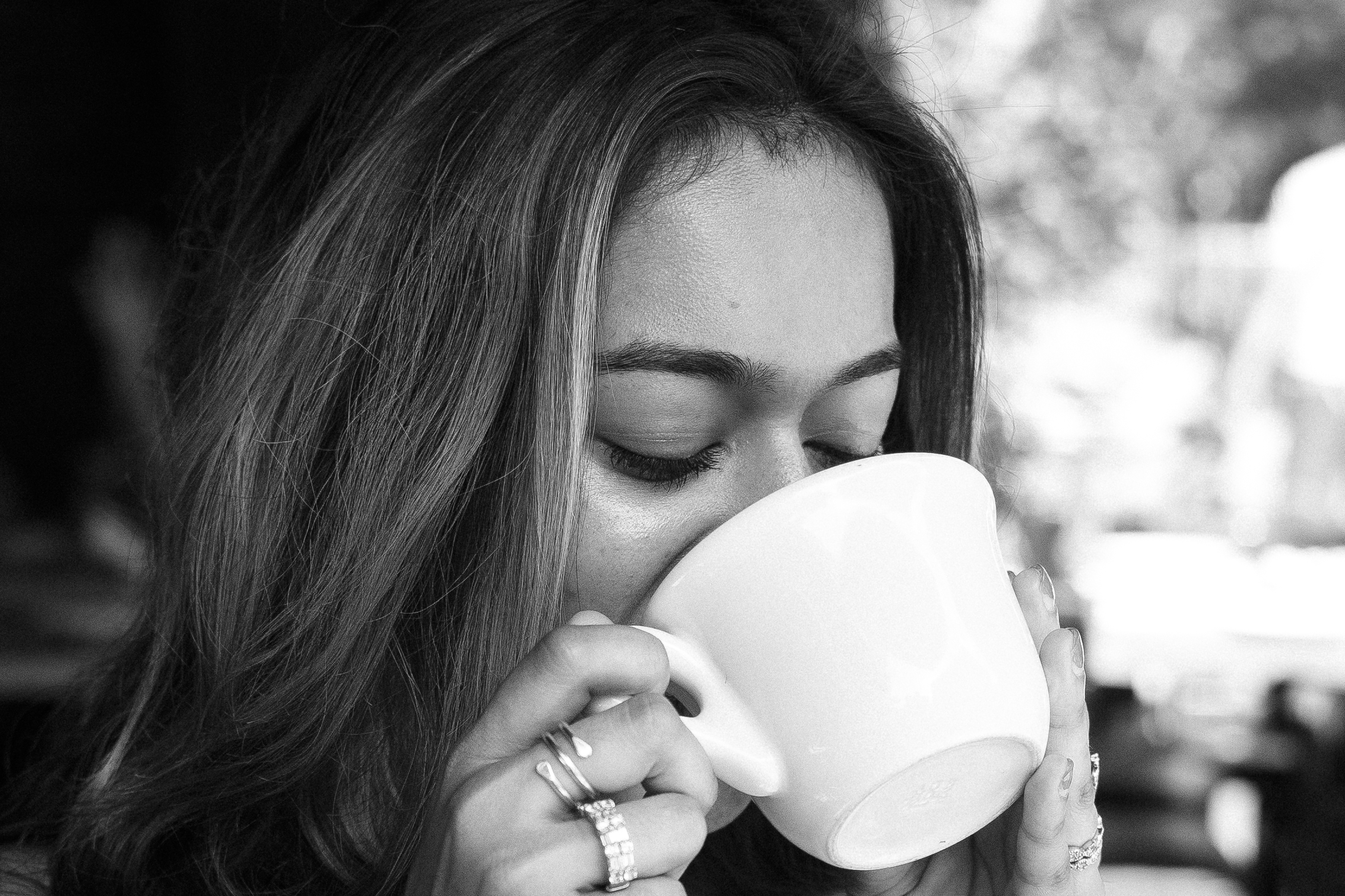 Wanita minum kopi. Foto: Wikimedia.