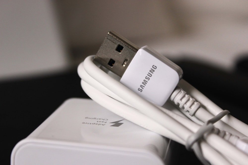 Apple dan Samsung Didenda Akibat Jual HP tanpa charger. Foto: Farolnews.