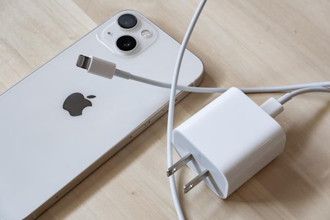 Charger iPhone. Foto: Engadget.