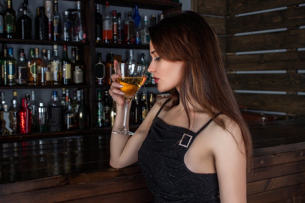 Ilustrasi wanita minum alkohol.