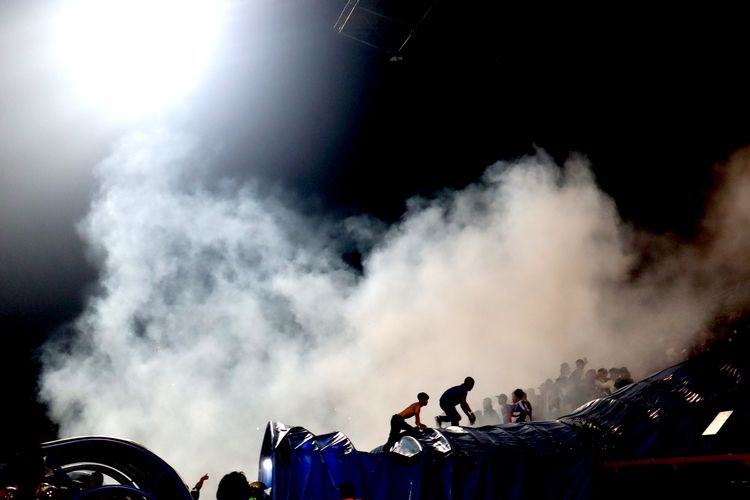 Polisi tembakkan gas air mata di Stadion Kanjuruhan, Malang. Foto: Antara.