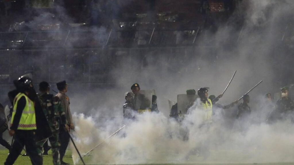 Polisi tembakkan gas air mata di Stadion Kanjuruhan, Malang. Foto: Antara.